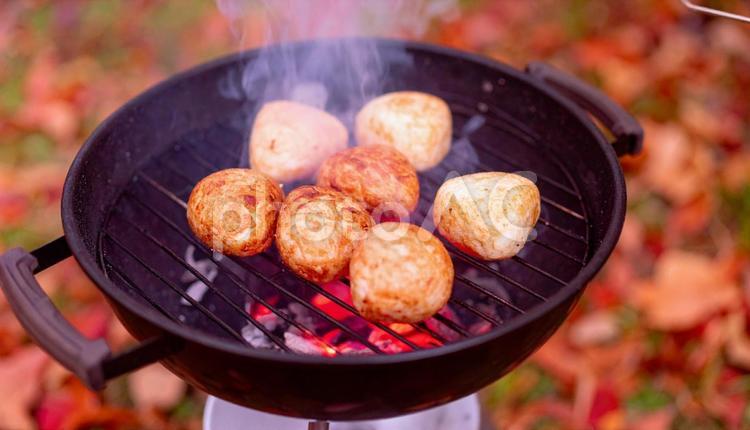 七輪で炭火焼きする焼きおにぎり おにぎり,焼きおにぎり,紅葉の写真素材