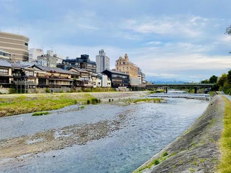 早朝の京都鴨川と四条大橋 早朝の京都鴨川と四条大橋 四条大橋,鴨川,京都市の写真素材
