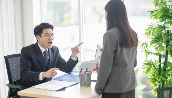 職場のパワハラ現場 :上司の叱責と部下 職場のパワハラ現場 :上司の叱責と部下の写真