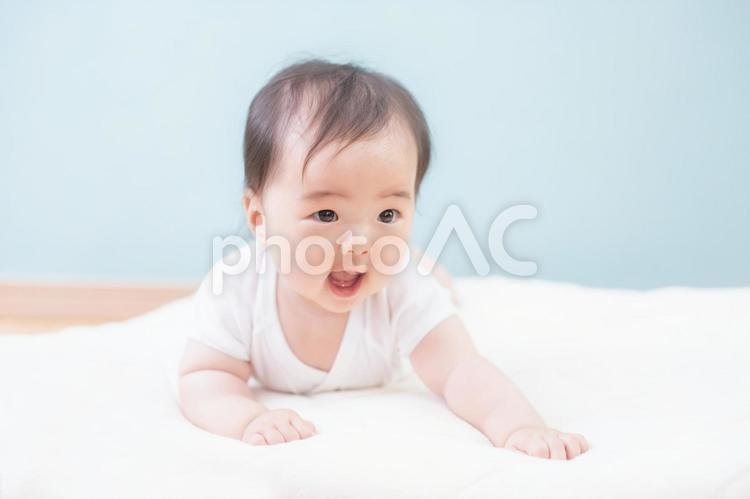 うつ伏せになった笑顔の赤ちゃん 赤ちゃん,赤ん坊,あかんぼうの写真素材