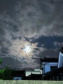 幻想的な月虹の夜空1 幻想的な月虹の夜空1 満月,夜空,雲の写真素材