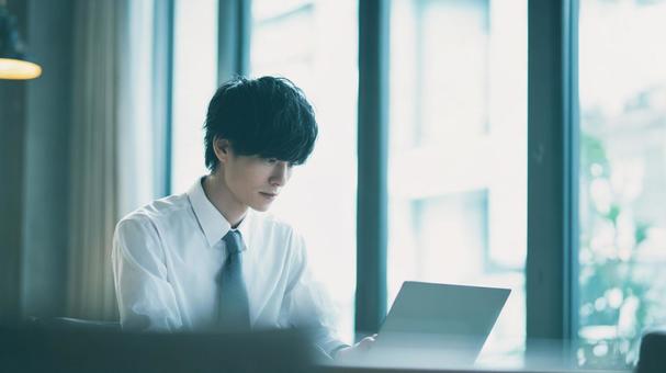 資料作成に集中する男性 資料作成に集中する男性の写真