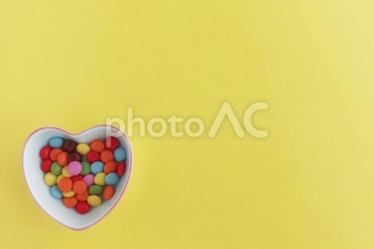 ハート型の小皿のマーブルチョコ　黄色 マーブルチョコ,チョコレート,チョコの写真素材