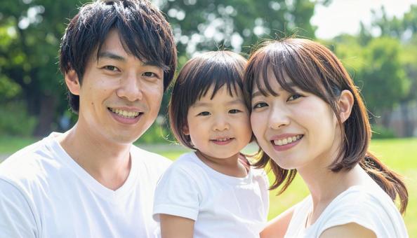 お父さん、お母さん、子供の3人家族写真 お父さん、お母さん、子供の3人家族写真の写真