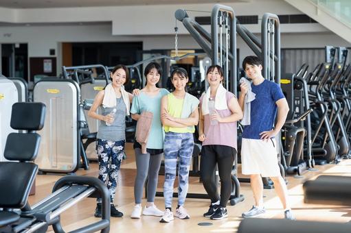 ジムでトレーニングする人々 ジム,フィットネス,トレーニングの写真素材