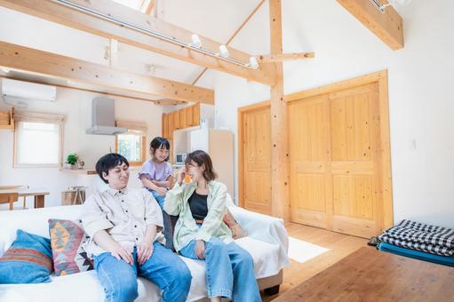 おうちで楽しく過ごす家族 おうちで楽しく過ごす家族 住宅,女性,自宅の写真素材