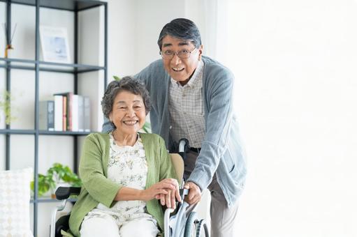 在宅介護をするシニアの夫婦 在宅介護をするシニアの夫婦 介護,シニア,夫婦の写真素材