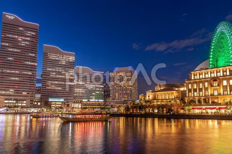 みなとみらいの夜景 夜景,ネオン,リフレクションの写真素材