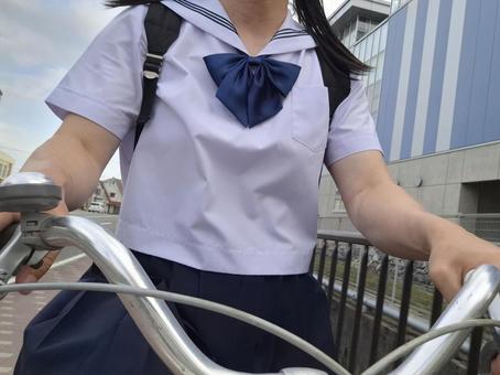 自転車通学 女性,自転車,セーラー服の写真素材