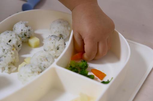 幼児食のにんじんを手づかみ食べする子ども 子ども,幼児食,手づかみの写真素材