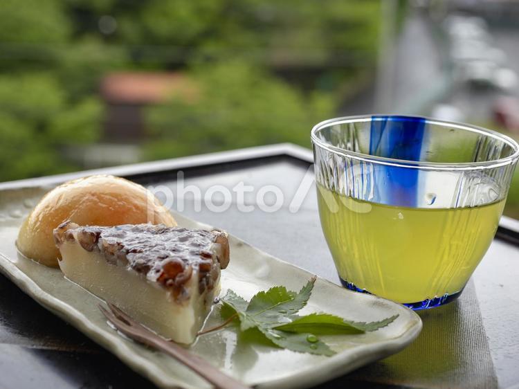 桃と和菓子でお茶を一杯 桃,和菓子,水無月の写真素材