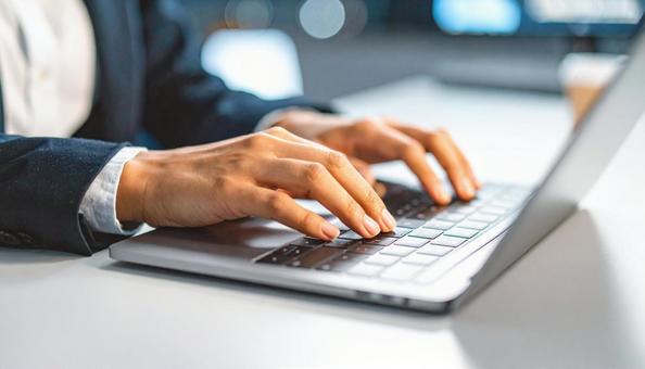 キーボードを入力する手の写真