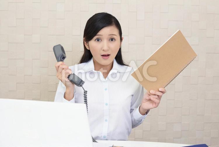 驚いた表情のビジネスウーマン 女性,ビジネウーマン,女の写真素材