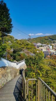 尾道の路地から見るロープウェイ 尾道の路地から見るロープウェイ 尾道市,ロープウェイ,広島県の写真素材