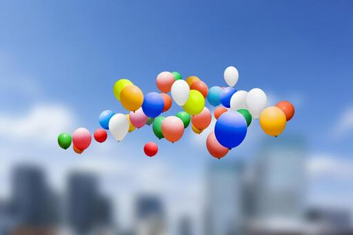 舞い上がる風船（ビル群）2 風船,空,飛ぶの写真素材