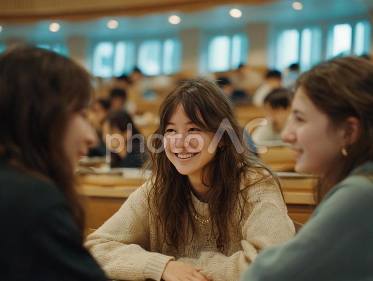 教室で談笑する大学生たち 講義,大学生,学校の写真素材