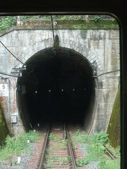 鉄道のトンネル 鉄道のトンネル トンネル,入口,出口の写真素材