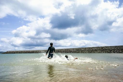 <素材>夏の海へ泳ぎにきて元気に遊ぶ兄弟 <素材>夏の海へ泳ぎにきて元気に遊ぶ兄弟 子供,男性,人物の写真素材