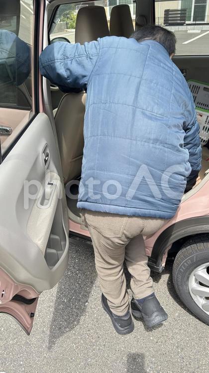 老人、デイサービスに行くため車に乗る 老人,高齢者,介護の写真素材