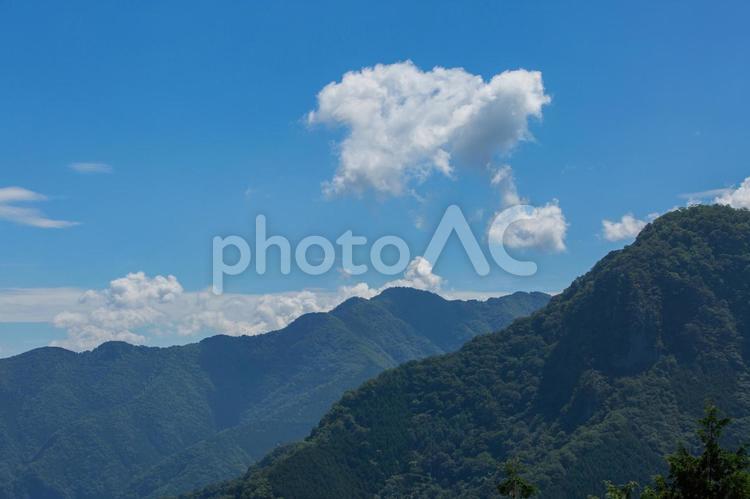 どこまでも続く青々とした夏の山並み 山,夏,風景の写真素材