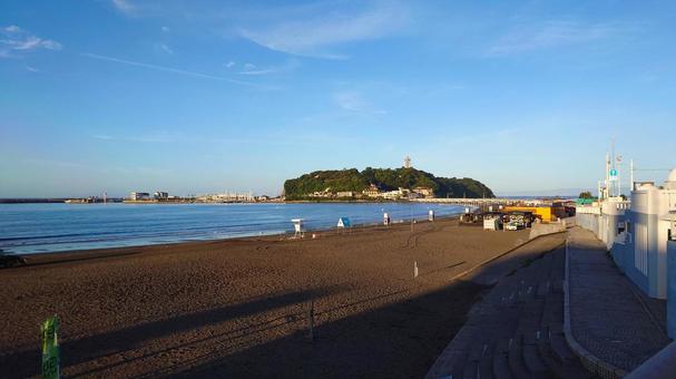 江ノ島と砂浜 片瀬東浜海水浴場からの景観 江ノ島と砂浜 片瀬東浜海水浴場からの景観の写真