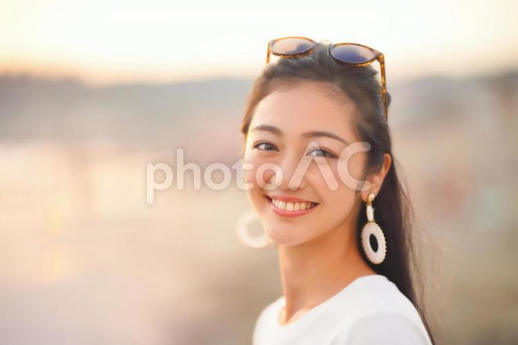 笑顔で笑うカメラ目線の女性 女性,笑う,日本人の写真素材
