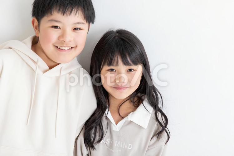 笑顔で寄り添う兄弟　Brothers  兄弟,男女,子育ての写真素材