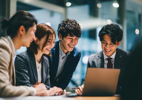 オフィスでの打ち合わせ風景の写真