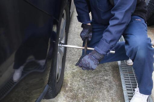 十字レンチでのタイヤ交換作業 タイヤ交換,スタッドレスタイヤ,増し締めの写真素材