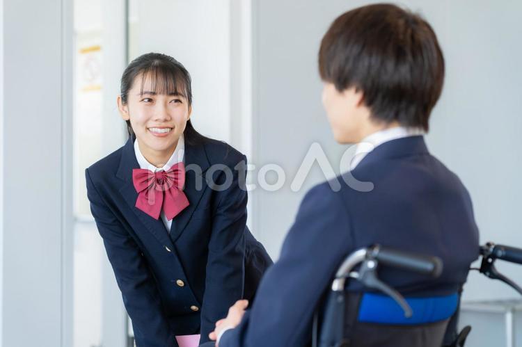 車椅子の高校生と女子高生 教育,塾,勉強の写真素材