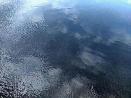 水面に映る空と雲の模様 水面,水,波紋の写真素材