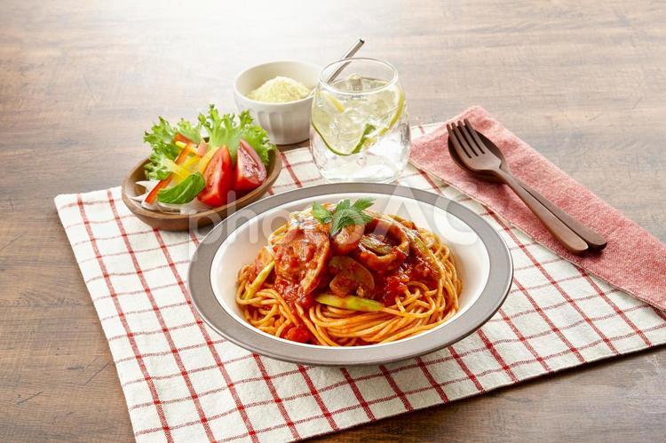 帆立とイカのトマトソースのパスタ トマトスパゲッティー,ペスカトーレ,アラビアータの写真素材