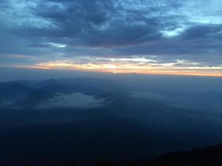 富士山10合目から見える神秘的なご来光 富士山10合目から見える神秘的なご来光 富士山,登山,ご来光の写真素材