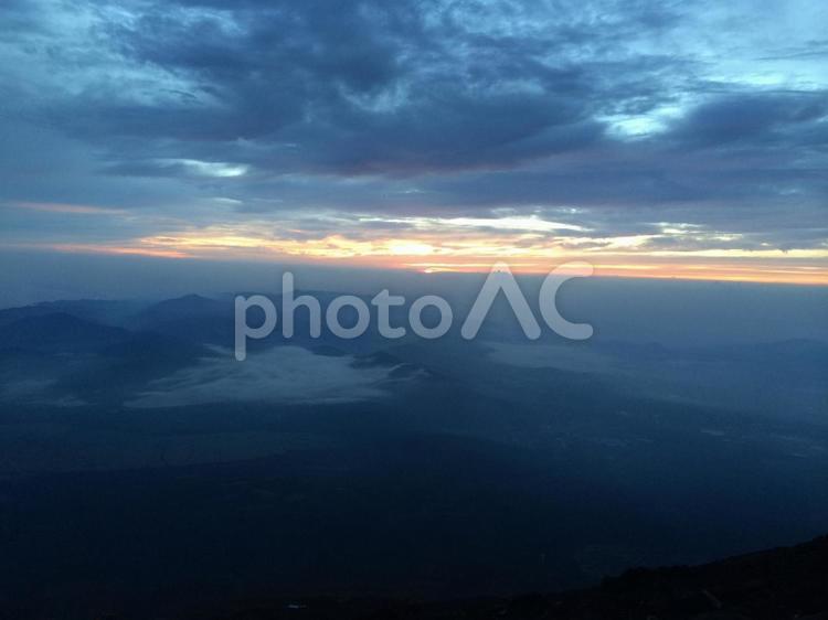 富士山10合目から見える神秘的なご来光 富士山,登山,ご来光の写真素材