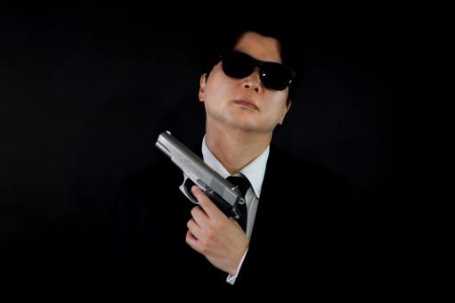 スーツ男と銃のイメージ スーツ男と銃のイメージ スーツ,男,銃の写真素材