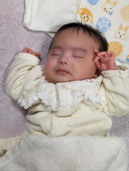 万歳をしながら寝る赤ちゃん 万歳をしながら寝る赤ちゃん 赤ちゃん,ベビー,2ヶ月の写真素材