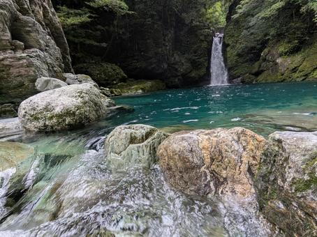にこ淵を下流側から望む にこ淵を下流側から望むの写真