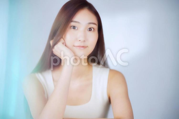 頬杖をしてカメラ目線の女性 女性,頬杖,日本人の写真素材