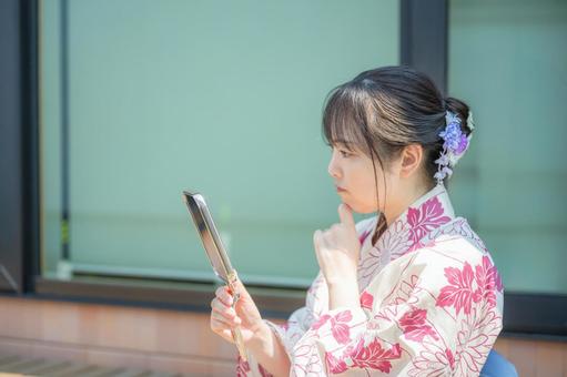 考える和服女性 考える和服女性の写真
