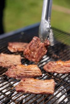 炭火で焼く香ばしいお肉 肉,bbq,バーベキューの写真素材