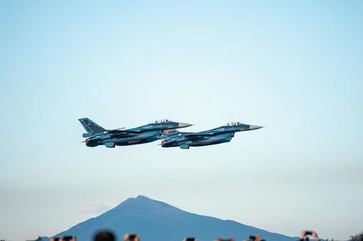 航空祭で機動飛行を披露するF2 航空祭で機動飛行を披露するF2 戦闘機,空自,fー2の写真素材