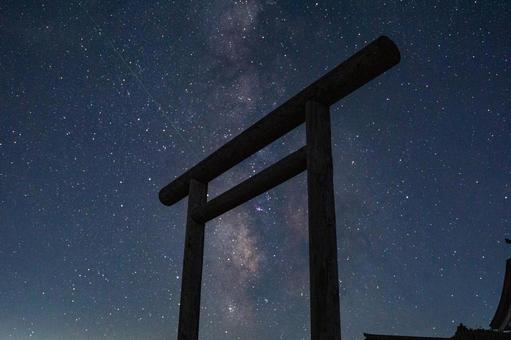 鳥居と天の川 天の川,星空,鳥居の写真素材