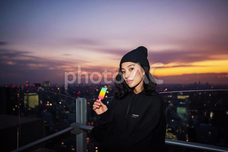 アイスを食べる彼女と夕焼け 女性,ポートレイト,デートの写真素材