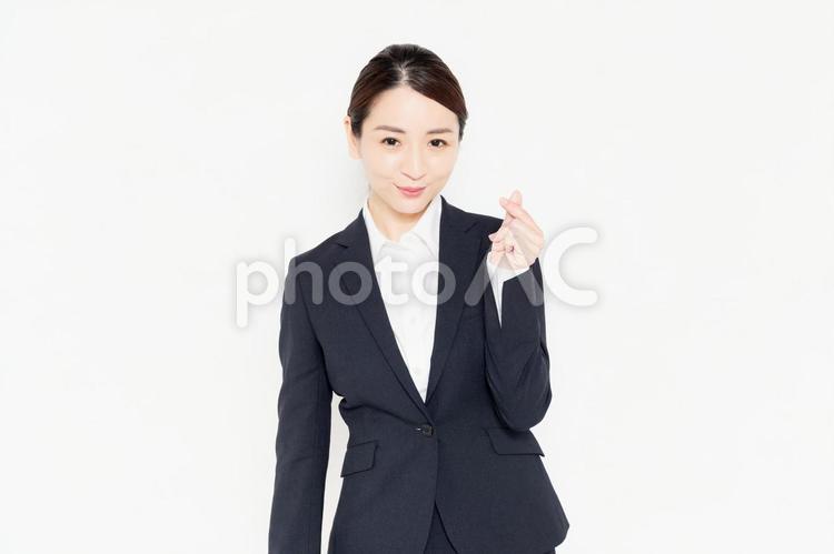 手でハートの形を作るビジネスウーマン ハート,心,女性の写真素材