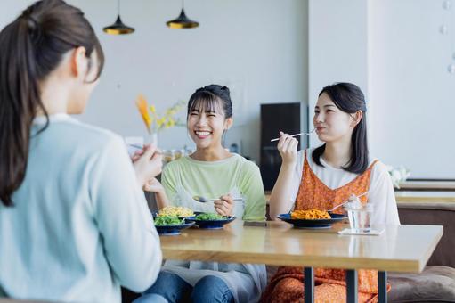 カフェでランチをする若い女性 カフェでランチをする若い女性 食事,ランチ,女子会の写真素材
