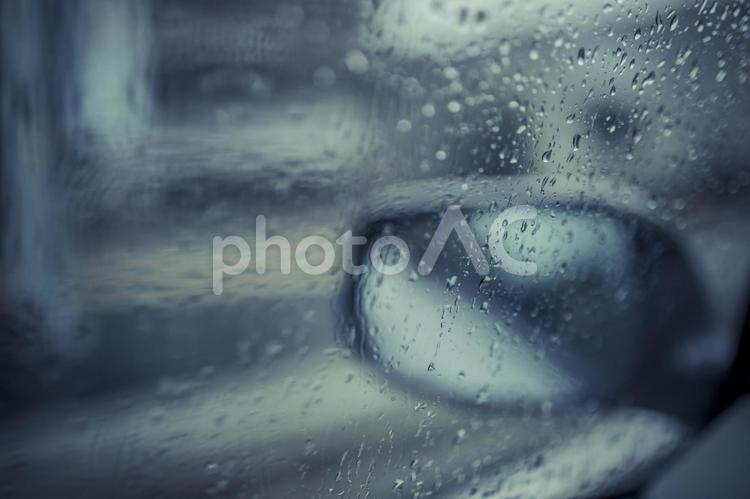 雨に濡れた窓ガラス 自動車,雨,雨滴の写真素材