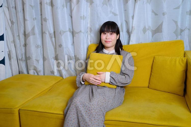 ソファーに座っている20代の女性 女性,人物,日本人の写真素材