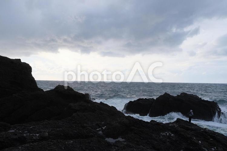 荒波の中で 磯,岩場,荒波の写真素材