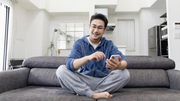 スマートフォンを使う男性 スマートフォンを使う男性 男性,人物,日本人の写真素材