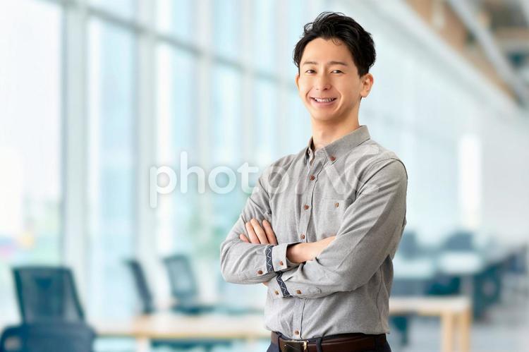 腕組みをして微笑む男性ビジネスマン 男性,腕組み,笑顔の写真素材